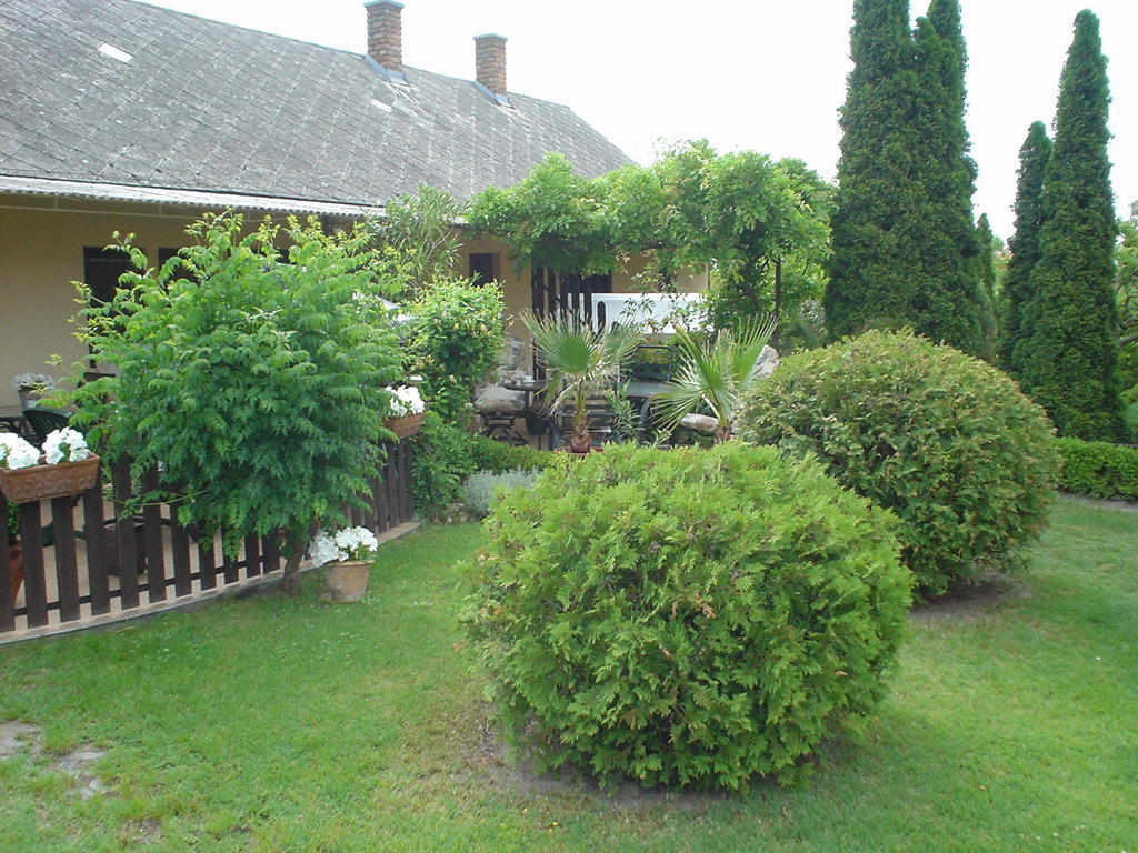Oeroekzoeld Apartmanok Balatonfenyves Esterno foto
